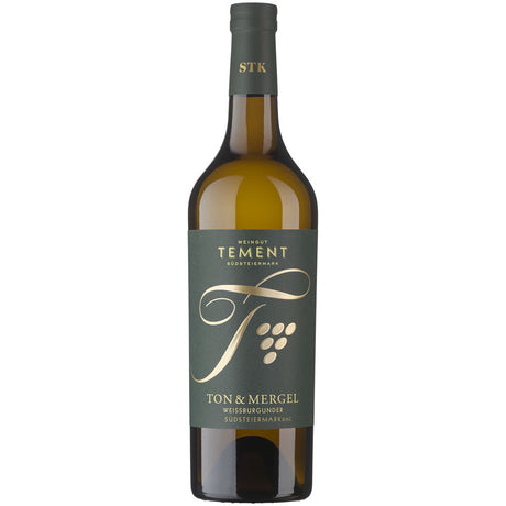 Eine Flasche Tement Weissburgunder Ton & Mergel Südsteiermark DAC 2024, ein mineralisch-trockener Weißwein mit dunkelgrünem Etikett.