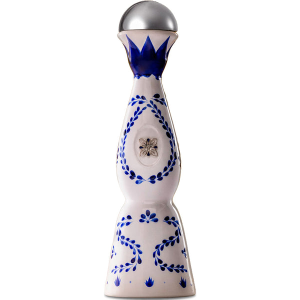Der Clase Azul Tequila Reposado 40% 0,7L hat eine hohe, weiße, handbemalte Keramikflasche mit blauen Blumenmustern und einem silbernen, abgerundeten Deckel, der Kunst und Eleganz vereint.