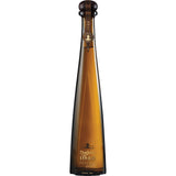 Der Tequila Don Julio 1942 Añejo 38% 0,7 Liter hat eine hohe, bernsteinfarbene Flasche mit einem braunen Verschluss und goldenen Akzenten - ideal für Don Julio-Liebhaber.