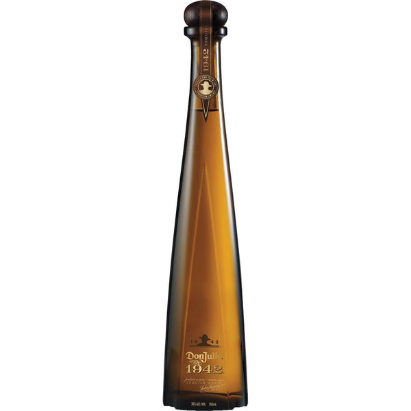 Der Tequila Don Julio 1942 Añejo 38% 0,7 Liter hat eine hohe, bernsteinfarbene Flasche mit einem braunen Verschluss und goldenen Akzenten - ideal für Don Julio-Liebhaber.