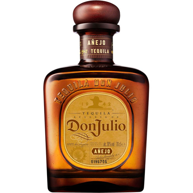 Eine 0,7-Liter-Flasche Don Julio Añejo Tequila (38% ABV) steht auf weißem Hintergrund - eine Premium-Spirituose aus dem Hause Don Julio.