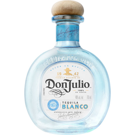 Eine klare 0,7-Liter-Flasche Don Julio Tequila Blanco 38% mit Korkverschluss und blau-weißem Etikett - dieser mexikanische Premium-Tequila ist perfekt für den Genuss eines sanften, raffinierten Geschmacks.