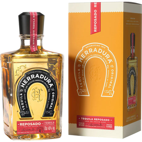 Eine 0,7-Liter-Flasche und eine Schachtel Herradura Tequila Resposado 40% mit schwarzem, goldenem und rotem Premium-Etikett, das Herraduras feinsten Agavenbrand mit Fassreifung präsentiert.