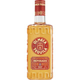 Eine 0,7-Liter-Flasche Olmeca Tequila Olmeca Reposado 35% mit rotem Etikett und Verschluss weist goldene und rote Details auf, die mexikanische Handwerkskunst widerspiegeln.