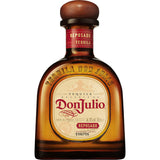 Eine 0,7-Liter-Flasche Don Julio Reposado Tequila (38 %) ist mit einem Holzverschluss und einem gold-roten Etikett versehen, das die berühmte Handwerkskunst der Marke Don Julio widerspiegelt.