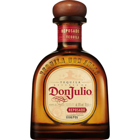 Eine 0,7-Liter-Flasche Don Julio Reposado Tequila (38 %) ist mit einem Holzverschluss und einem gold-roten Etikett versehen, das die berühmte Handwerkskunst der Marke Don Julio widerspiegelt.