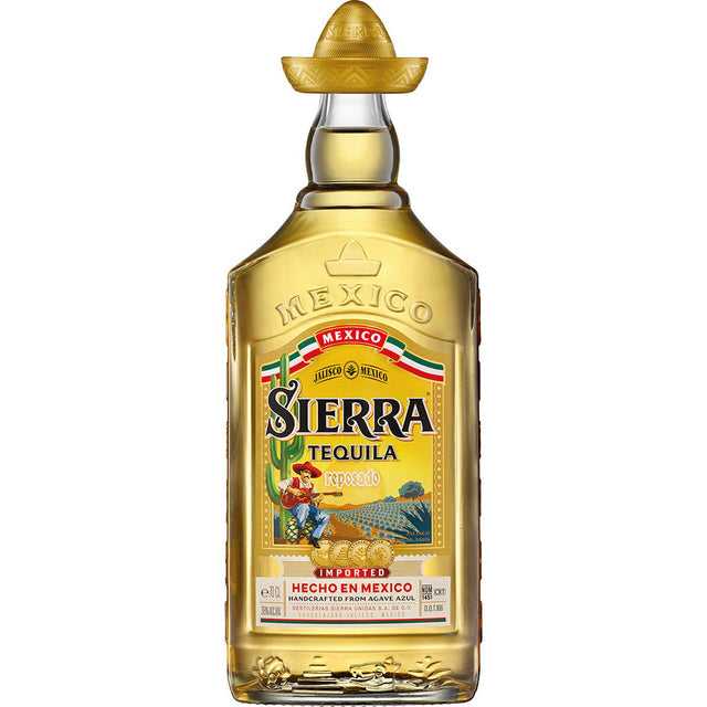 Eine 1-Liter-Flasche Sierra Tequila Resposade Gold (35 %), aus 100 % blauer Agave, im Eichenfass gereift, mit gelbem Etikett und einem ikonischen sombreroförmigen Verschluss.