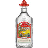 Eine 0,7-Liter-Flasche Sierra Tequila White (35 %), hergestellt aus blauer Weber-Agave im Hochland von Jalisco, hat einen roten Sombrero-Verschluss und ein Etikett mit Kaktus und Bergen.