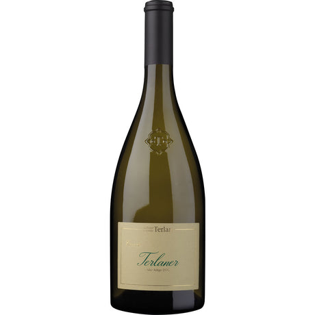 Eine Flasche Kellerei Terlan Terlaner Cuvée DOC 2024, ein bekannter Südtiroler Weißwein der Kellerei Terlan, mit cremefarbenem Etikett und dunkelgrünem Glas.