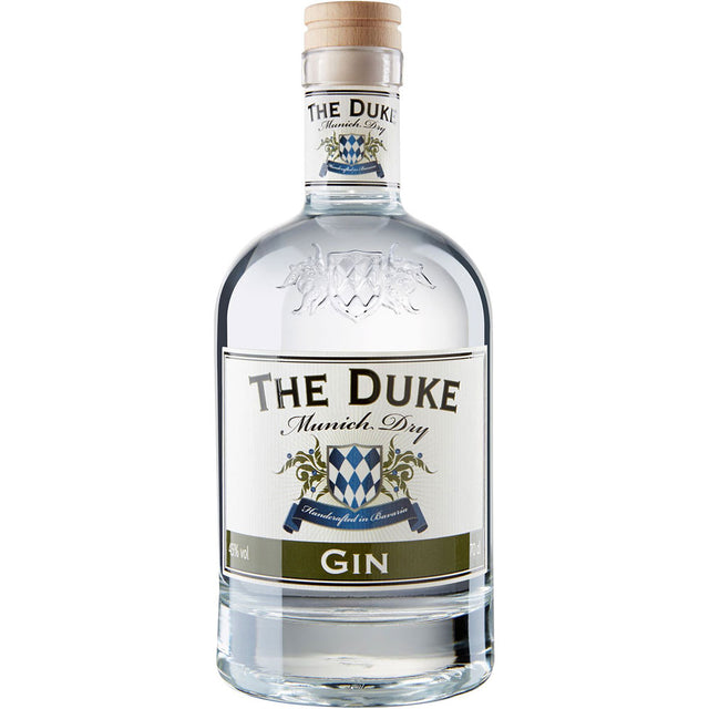 Die klare 0,7-Liter-Flasche THE DUKE Destillerie Munich Dry Gin 45% ist mit einem Holzverschluss und einem weißen Etikett mit blauem Wappen versehen, das diesen hochwertigen Craft Gin hervorhebt.