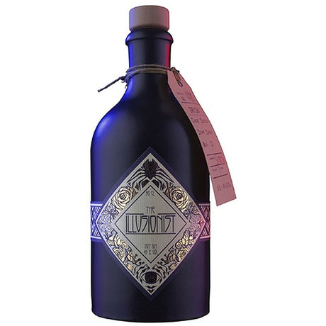 Eine dunkle Flasche The Illusionist Dry Gin BIO 45% 0,5L von The Illusionist Gin ist mit einem dekorativen Diamant-Etikett und einem Bio-Gin-Anhänger versehen, der um den Hals gebunden ist.