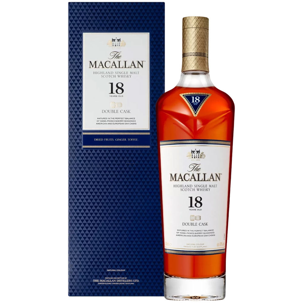 Eine Flasche The Macallan 18 Jahre Double Cask Single Malt Scotch Whisky 43% 0,7 Liter steht elegant neben ihrer blau gemusterten Schachtel.