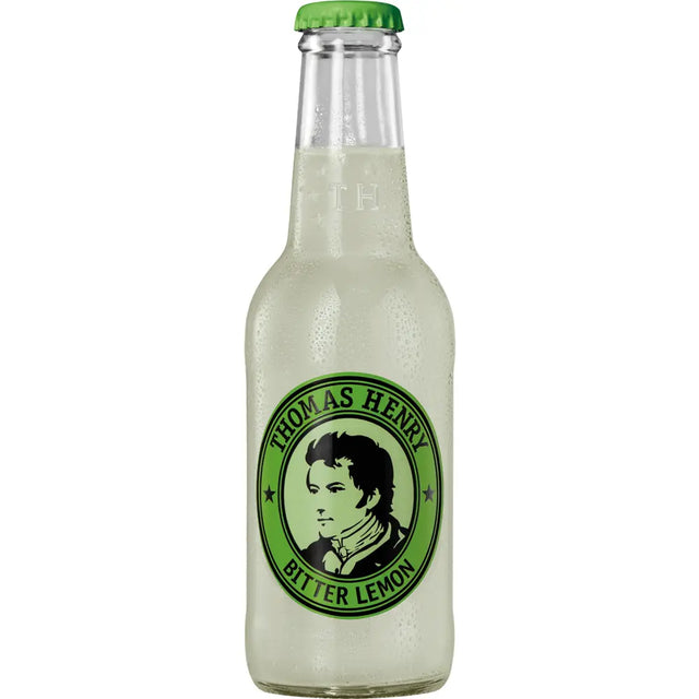 Thomas Henry Bitter Lemon (24x 0,2L MEHRWEG): Klarglasflasche mit grünem Verschluss und Thomas Henry-Etikett mit Porträtmotiv. Premium-Limonade von Thomas Henry.
