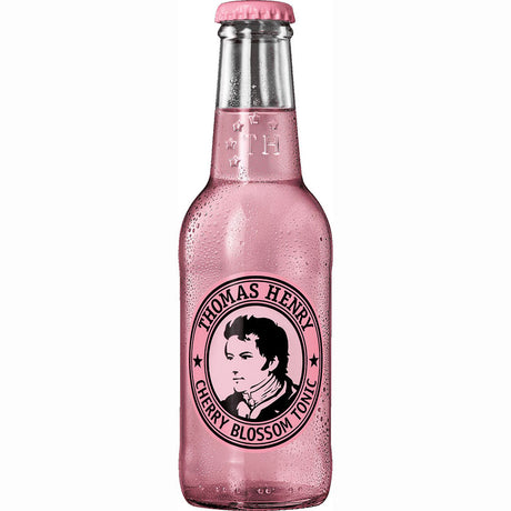 Eine rosa 0,2-Liter-Flasche Thomas Henry Cherry Blossom Tonic Water (24er-Packung, MEHRWEG) zeigt Kondenswasser und ein Porträt auf dem Etikett.