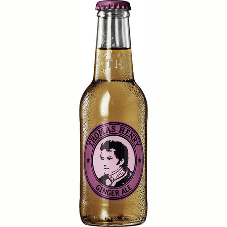 Eine gekühlte Thomas Henry Ginger Ale 0,2L Mehrweg-Flasche mit Kondenswasser und einem rosa Etikett mit dem Porträt eines Mannes, hergestellt aus natürlichen Zutaten.