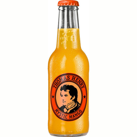 Eine gekühlte Flasche Thomas Henry Mystic Mango Limonade 0,2L (Mehrweg), mit dem charakteristischen orangefarbenen Etikett und den Kondensationstropfen.