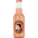 Eine 0,2-L-Glasflasche Thomas Henry Pink Grapefruit 24x (Mehrweg) mit dem charakteristischen Logo und Kondenswasser - ideal für erfrischende Longdrinks.