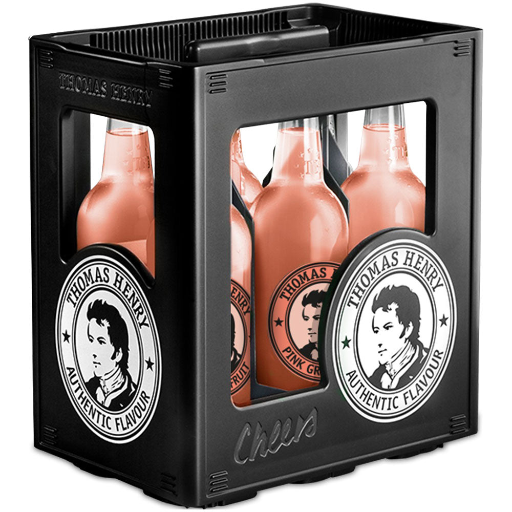 Schwarze Kiste mit sechs Flaschen Thomas Henry Pink Grapefruit 0,75 l MEHRWEG, einem Premium-Mixer für Longdrinks, mit Etiketten, die das Porträt eines Mannes zeigen.