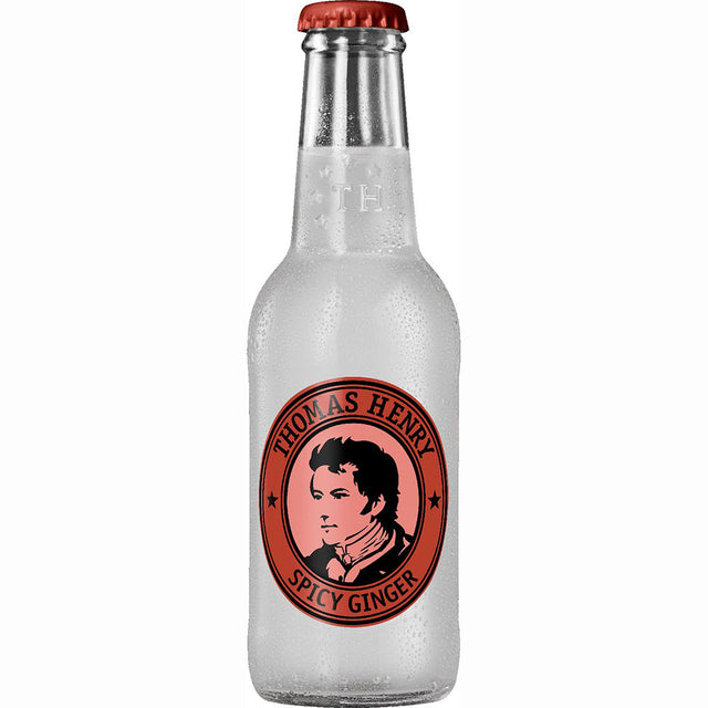 Thomas Henry Spicy Ginger 24x 0,2L (MEHRWEG) bietet einen kräftigen Ingwerbiergeschmack in klaren Glasflaschen mit rotem Verschluss und Signaturetikett und liefert den unverwechselbaren Ingwergeschmack von Thomas Henry.