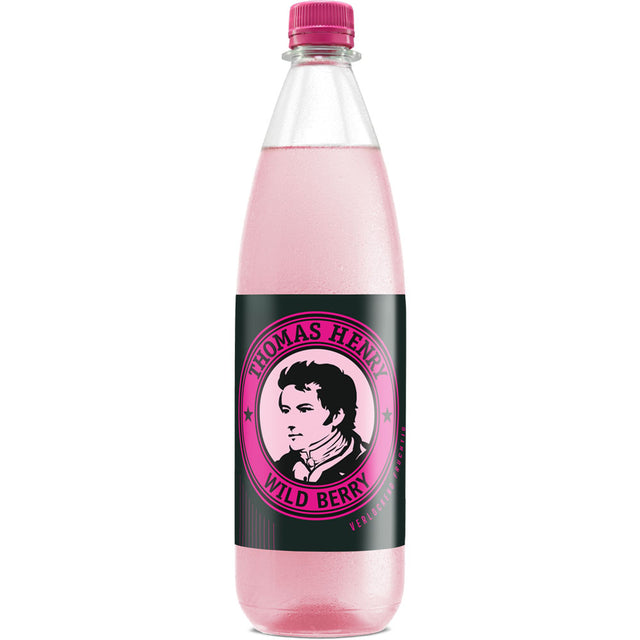 Eine Thomas Henry Wild Berry PET 6x1L (MEHRWEG) Flasche mit einem rosa Etikett und einem Männerporträt auf der Vorderseite, das diese fruchtige Limonade von Thomas Henry hervorhebt.