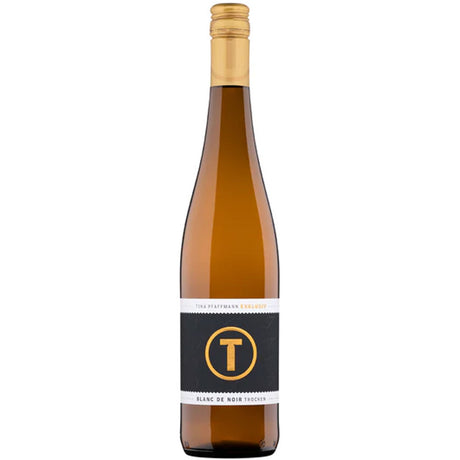 Der Tina Pfaffmann Blanc de Noir Exklusiv trocken 2024 präsentiert in einer braunen Flasche mit goldenem Verschluss und schwarzem Etikett mit goldenem T die Eleganz des deutschen Weißweins aus Spätburgundertrauben.