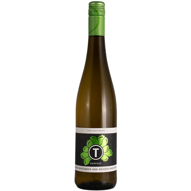 Eine Flasche Tina Pfaffmann Barfuß Weißwein-Cuvée 2024 von Tina Pfaffmann mit grünem Schraubverschluss und schwarzem Etikett mit grünem Kleeblattmotiv - eine elegante Weißweinmischung aus der Pfalz.