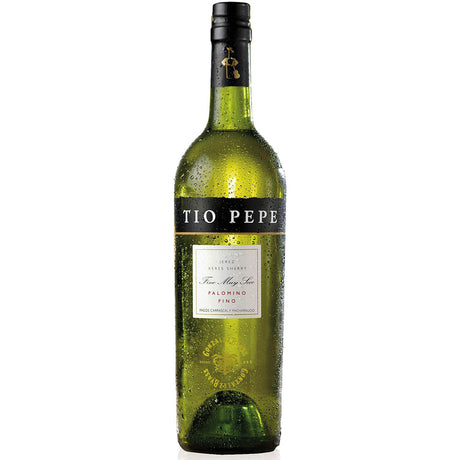 Eine gekühlte grüne 0,75-Liter-Flasche Tio Pepe Palomino Fino Extra Dry Sherry (15%) mit Kondensationstropfen auf der Oberfläche.