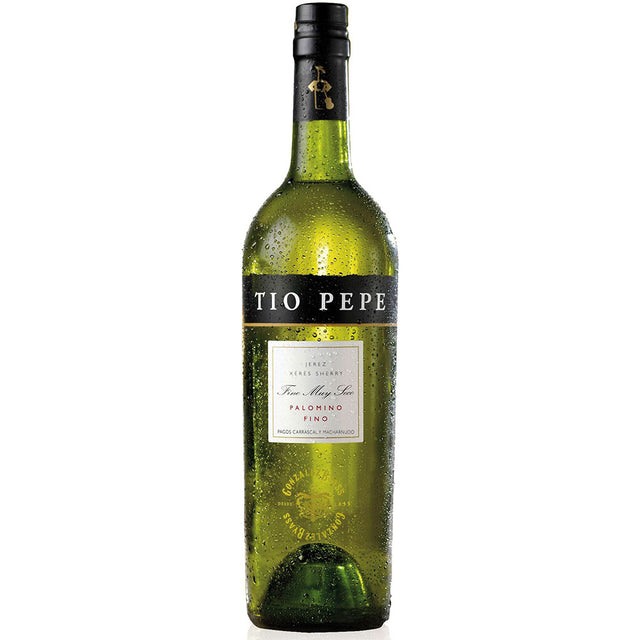 Eine gekühlte grüne 0,75-Liter-Flasche Tio Pepe Palomino Fino Extra Dry Sherry (15%) mit Kondensationstropfen auf der Oberfläche.