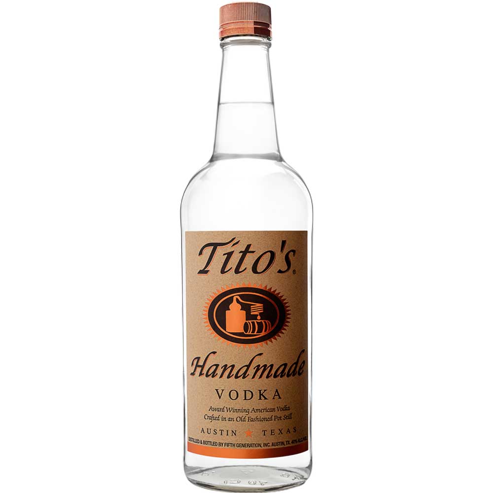 Tito's Handmade Vodka 40% 0,7 Liter von Tito's Vodka kommt in einer klaren Glasflasche mit braunem Etikett und Kupferkappe. Dieser glutenfreie handwerklich hergestellte Wodka ist für seinen weichen Geschmack und seine handwerkliche Qualität bekannt.