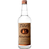 Tito's Handmade Vodka 40% 0,7 Liter von Tito's Vodka kommt in einer klaren Glasflasche mit braunem Etikett und Kupferkappe. Dieser glutenfreie handwerklich hergestellte Wodka ist für seinen weichen Geschmack und seine handwerkliche Qualität bekannt.