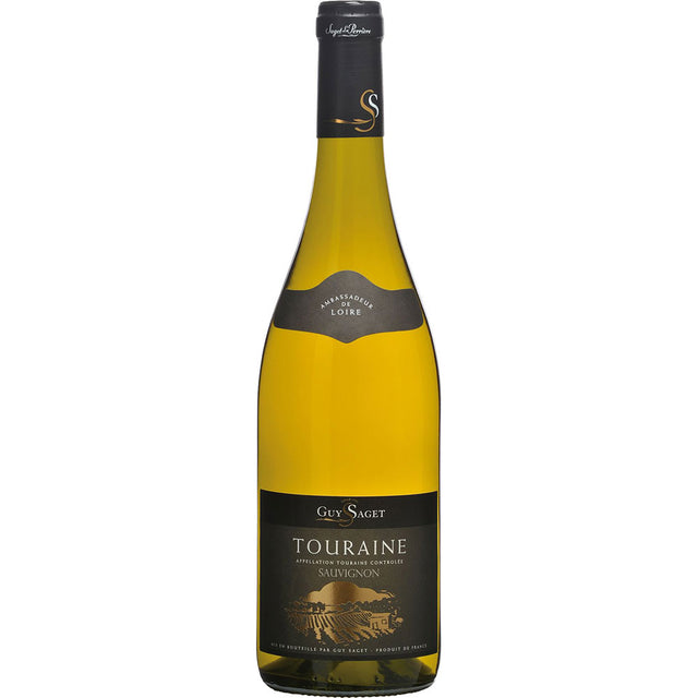 Eine Flasche Vignobles Guy Saget Touraine Sauvignon 2024 mit einem schwarz-goldenen Etikett steht vor einem weißen Hintergrund.
