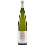 Eine Flasche F.E. Trimbach Riesling Vieilles Vignes AOC Alsace 2021 aus Frankreich, mit einem markanten weiß-goldenen Etikett.