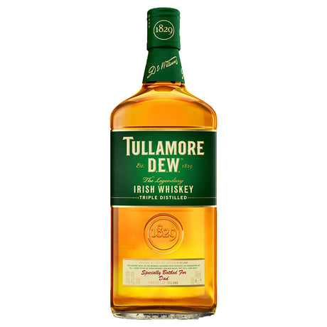 Eine 0,7-Liter-Flasche Tullamore Dew Irish Whisky (40%) mit grünem Etikett, die nach dem für die Marke typischen Triple Blend-Verfahren hergestellt wird.