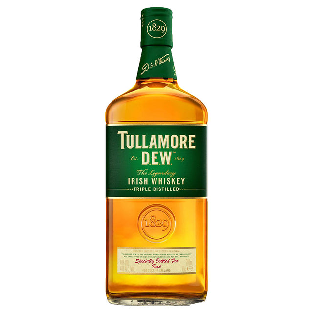 Eine 0,7-Liter-Flasche Tullamore Dew Irish Whisky (40%) mit grünem Etikett, die nach dem für die Marke typischen Triple Blend-Verfahren hergestellt wird.
