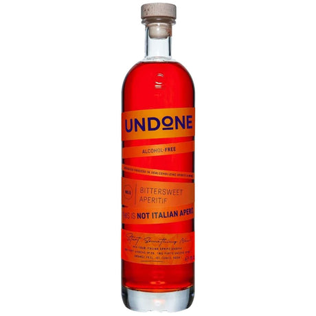Die hohe 0,7-Liter-Flasche Undone No. 05 Bittersweet Aperitif alkoholfrei mit dem orangefarbenen und violetten Etikett von Undone ist ein lebendiger, bittersüßer alkoholfreier Aperitif - ideal zum achtsamen Nippen.