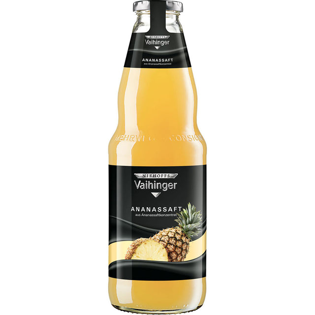 Niehoffs Vaihinger Vaihinger Ananas 6x 1 Liter (MEHRWEG) kommt in einer klaren Glasflasche mit einem schwarzen Etikett, das eine Ananas zeigt.