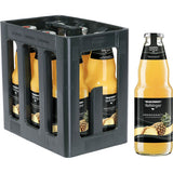 Sechs 1-Liter-Flaschen Niehoffs Vaihinger Ananas in einer wiederverwendbaren schwarzen Kiste, wobei eine Flasche separat auf der rechten Seite ausgestellt ist.