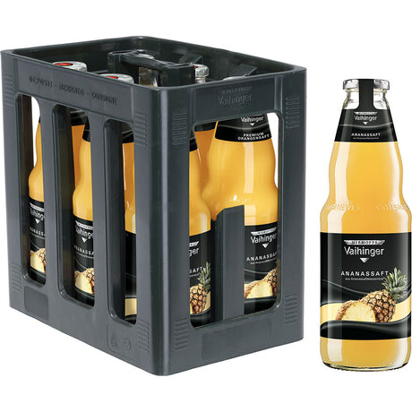 Sechs 1-Liter-Flaschen Niehoffs Vaihinger Ananas in einer wiederverwendbaren schwarzen Kiste, wobei eine Flasche separat auf der rechten Seite ausgestellt ist.