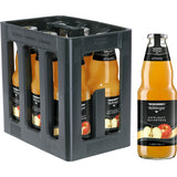 Sechs 1-Liter-Flaschen Niehoffs Vaihinger Apfelsaft Naturtrüb (MEHRWEG) in einer grauen Plastikkiste, eine Flasche steht draußen.