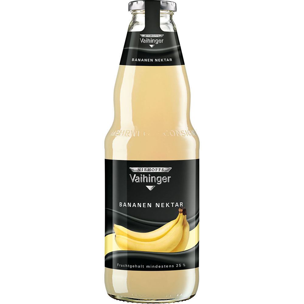 Eine 1-Liter-Glasflasche Niehoffs Vaihinger Banane (MEHRWEG) aus der Vaihinger Banane 6x 1 Liter-Packung mit einem Bananen-Etikett auf schlichtem schwarzen Hintergrund.