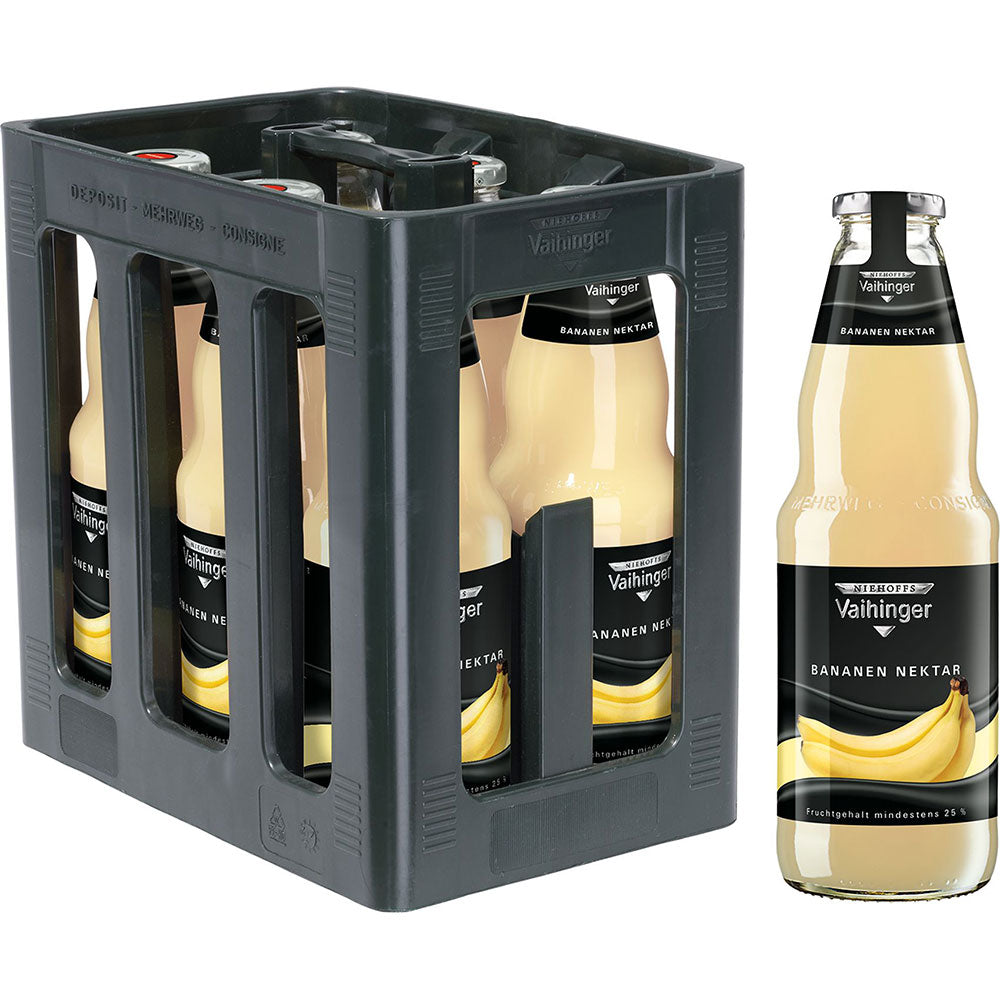 Eine Kiste mit Niehoffs Vaihinger Banane 6x 1 Liter (MEHRWEG) Flaschen mit einer Flasche außerhalb der Kiste.