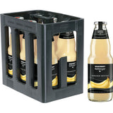Eine Kiste mit Niehoffs Vaihinger Banane 6x 1 Liter (MEHRWEG) Flaschen mit einer Flasche außerhalb der Kiste.