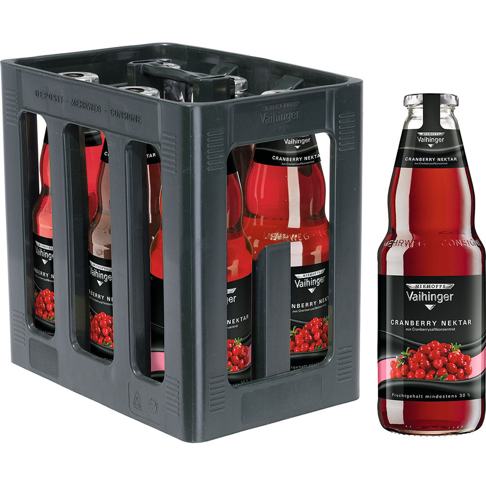 Eine Kiste Niehoffs Vaihinger Preiselbeer Nektar 6x 1 Liter (MEHRWEG) Flaschen, mit einer Flasche Preiselbeersaft außerhalb der Kiste.