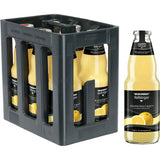 Kiste mit Niehoffs Vaihinger Grapefruit 6x 1 Liter (MEHRWEG) Glasflaschen, mit einer erfrischenden Flasche Vaihinger Grapefruitsaft außen ausgestellt.