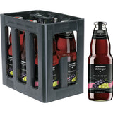 Kiste mit sechs Flaschen Niehoffs Vaihinger Rote Traube 1L (Mehrweg), wobei eine Flasche außerhalb der Kiste ausgestellt ist.