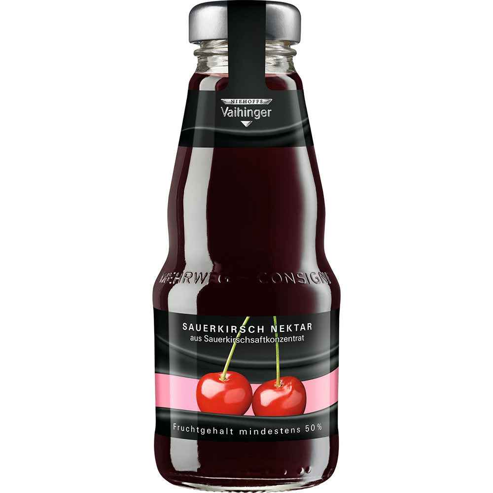 Eine Glasflasche Niehoffs Vaihinger Sauerkirsch Nektar 0,2L (Mehrweg), mit zwei Kirschen auf dem Etikett und hergestellt aus reichhaltigem Sauerkirschsaftkonzentrat.