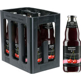 Eine Kiste mit Niehoffs Vaihinger Sauerkirsch Nektar 6x1L (MEHRWEG) Flaschen, die sich durch ihren reichen Sauerkirschgeschmack auszeichnen, wobei eine Flasche neben der Kiste ausgestellt ist.