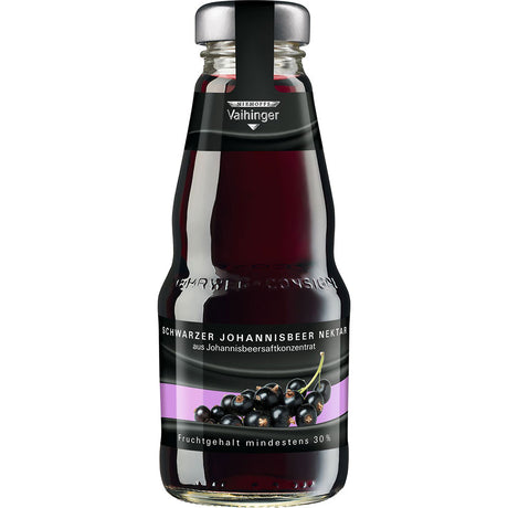 Eine 0,2-Liter-Glasflasche Niehoffs Vaihinger Schwarzer Johannisbeer-Nektar, die zu einem 24er-Set von MEHRWEG gehört, zeigt ein Etikett mit schwarzen Johannisbeeren, violetten Akzenten und einem Hauch von Johannisbeeren Saft.