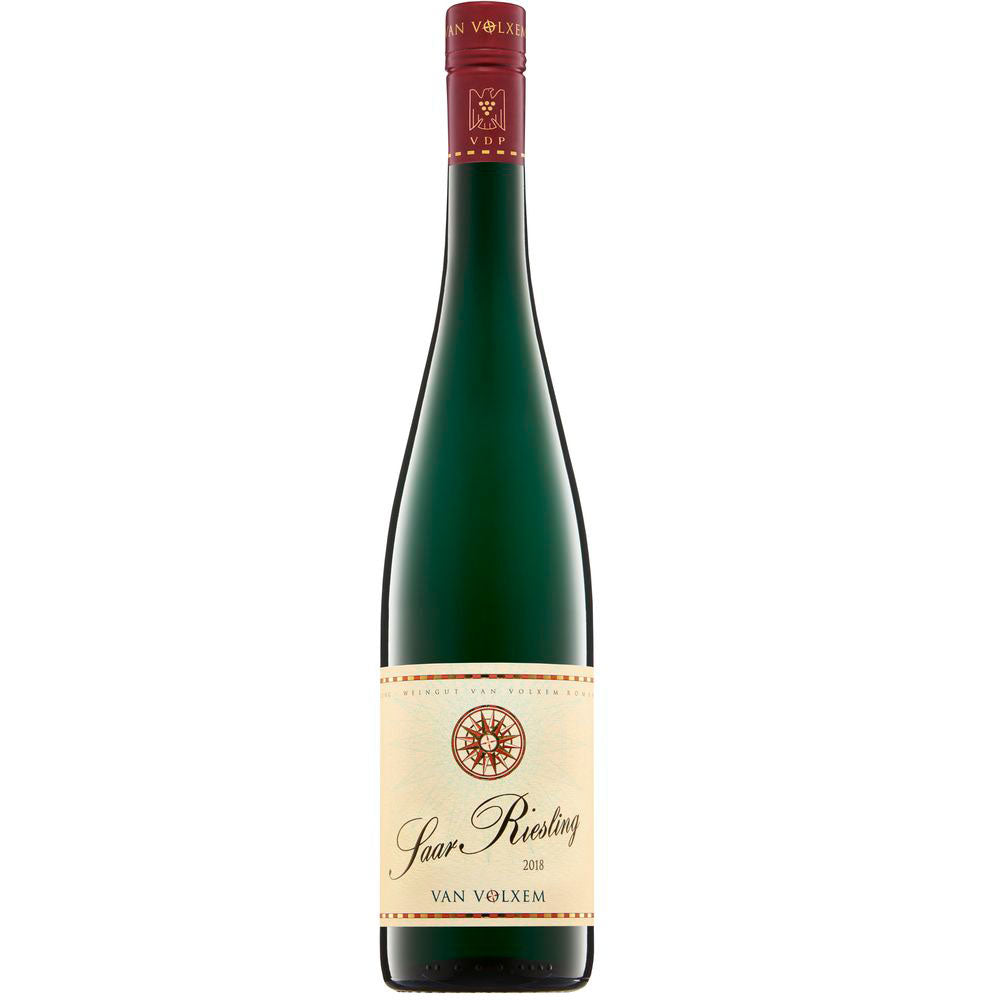 Eine grüne Flasche Van Volxem Saar Riesling trocken 2022, ein berühmter Moselwein, mit cremefarbenem Etikett und kastanienbraunem Verschluss.