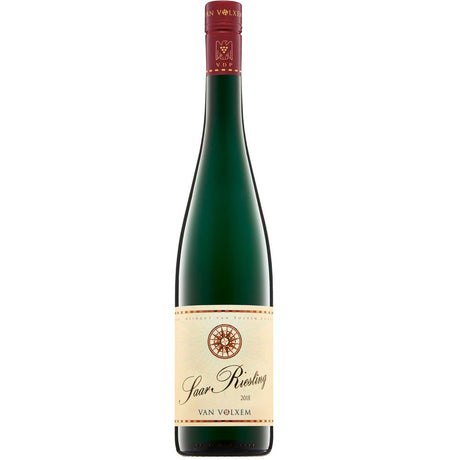 Eine grüne Flasche Van Volxem Saar Riesling trocken 2022, ein berühmter Moselwein, mit cremefarbenem Etikett und kastanienbraunem Verschluss.